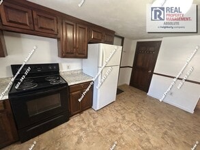 83 1/2 W Hollis St in Nashua, NH - Building Photo - Building Photo