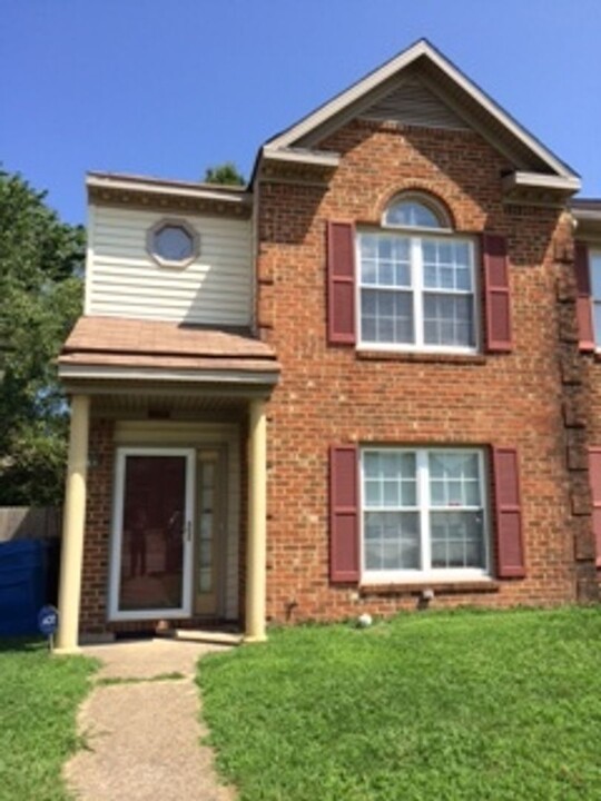 4220 Minnard Ct in Virginia Beach, VA - Foto de edificio
