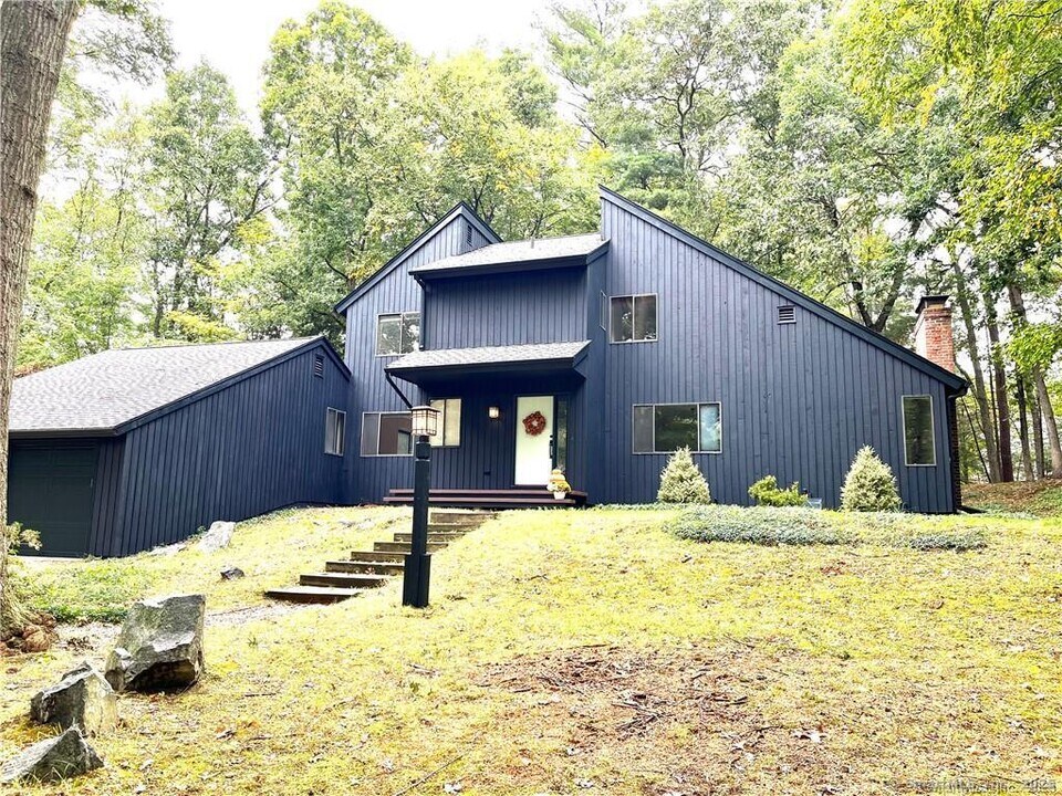 20 Burnham Hollow Rd in Avon, CT - Building Photo