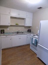 560 Estancia Dr NW-Unit -Unit D in Albuquerque, NM - Foto de edificio - Building Photo