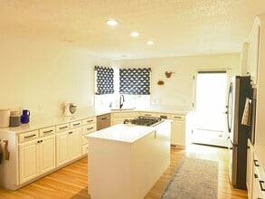 1010 Laurel St in Lake Oswego, OR - Building Photo - Building Photo