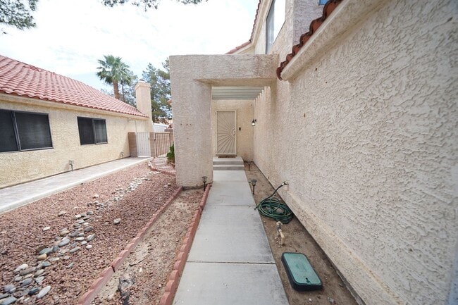 156 Wynntry Dr in Henderson, NV - Building Photo - Building Photo