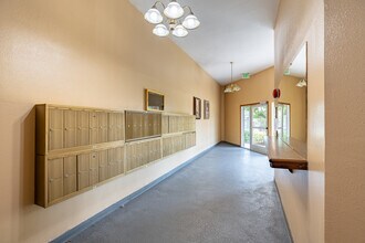 Villa Glenoaks Apartments in Los Angeles, CA - Foto de edificio - Interior Photo