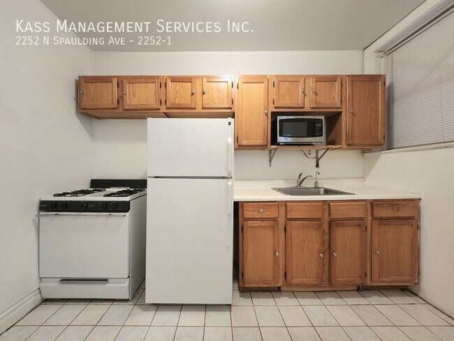 2252 N Spaulding Ave in Chicago, IL - Building Photo - Building Photo