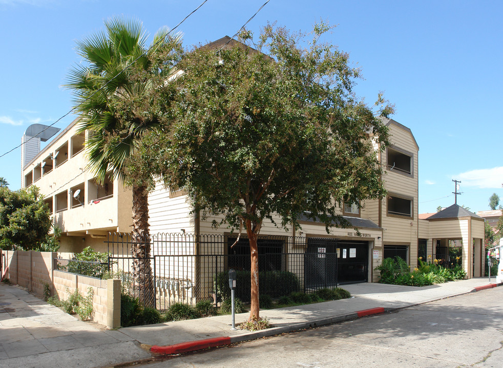 402 W Halesworth St in Santa Ana, CA - Building Photo