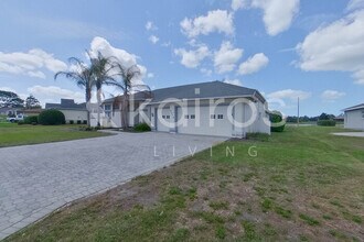9275 Butler Blvd in Spring Hill, FL - Foto de edificio - Building Photo