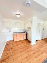 15601 Schoolcraft Rd in Detroit, MI - Foto de edificio - Building Photo