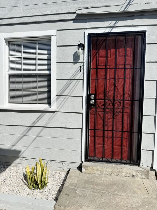 1736 Obispo Ave in Long Beach, CA - Building Photo - Building Photo