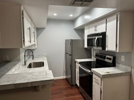 4444 E Paradise Village Pky N, Unit 206 in Phoenix, AZ - Building Photo