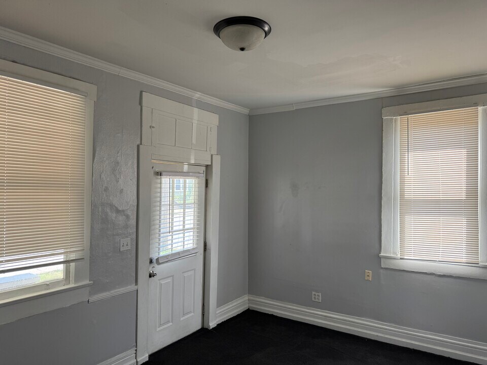 1601 E Market St in New Albany, IN - Building Photo