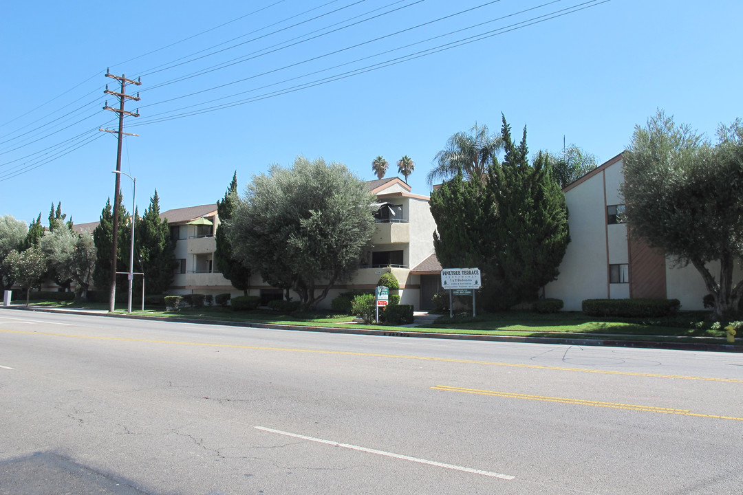 Pine Tree Terrace in Reseda, CA - Foto de edificio