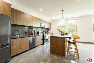 547 N Sweetzer Ave in West Hollywood, CA - Building Photo - Building Photo