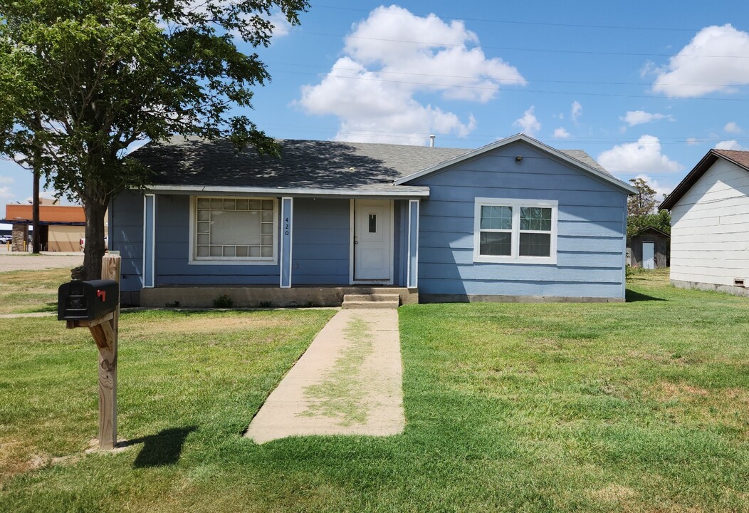 420 W Crockett St in Floydada, TX - Building Photo