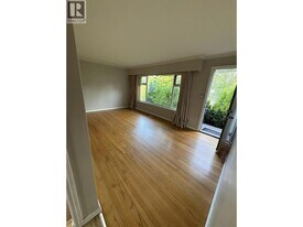 910 Robinson St in Coquitlam, BC - Building Photo