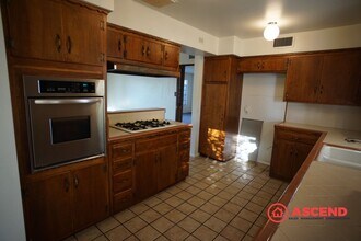 2712 Century Dr in Bakersfield, CA - Building Photo - Building Photo