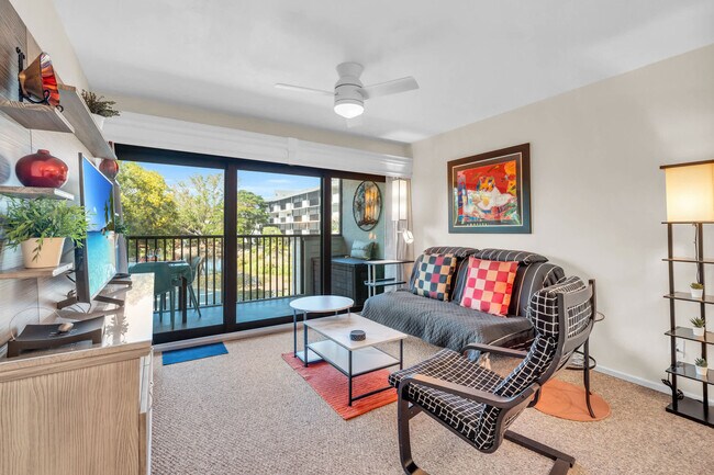 600 Neapolitan Way in Naples, FL - Building Photo - Building Photo