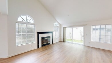 286 Carefree Ln in Costa Mesa, CA - Building Photo - Building Photo