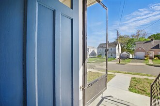 128 Thomas St in West Hartford, CT - Building Photo - Building Photo