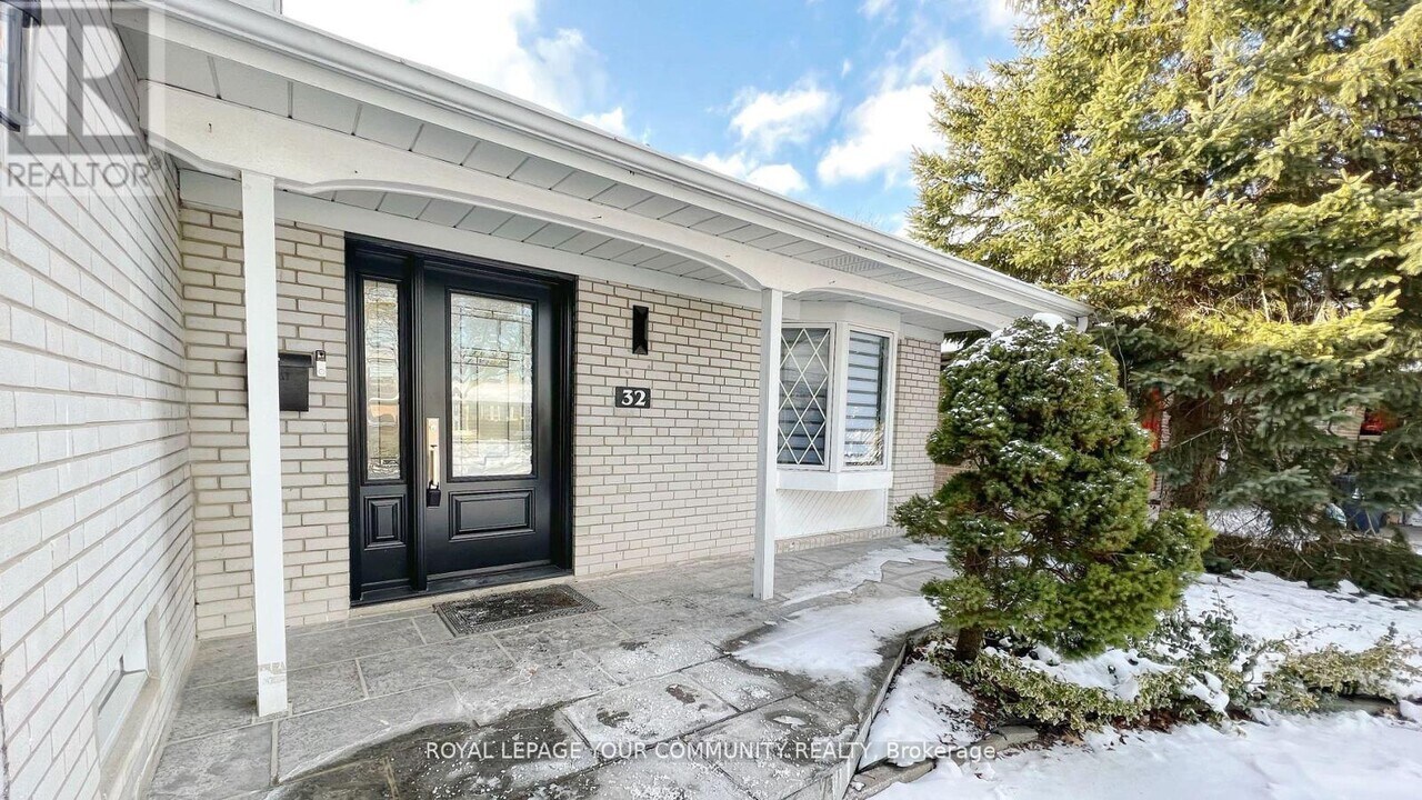 32 Castor Crescent in Toronto, ON - Building Photo