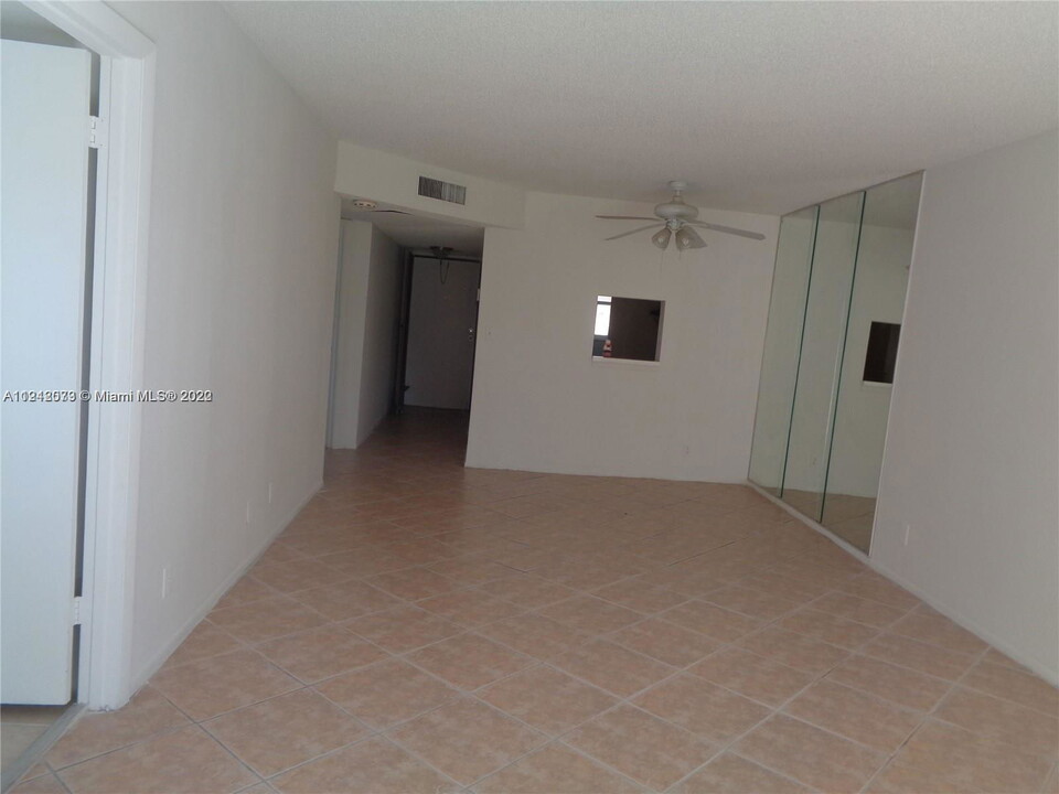 7801 S Colony Cir in Tamarac, FL - Building Photo