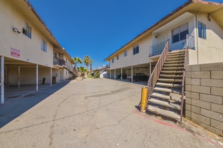 500 Francis St in Bakersfield, CA - Foto de edificio