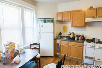 881 Huntington Ave, Unit 10 in Boston, MA - Foto de edificio - Building Photo