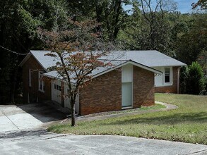581 Autumn Ln in Marietta, GA - Building Photo - Building Photo