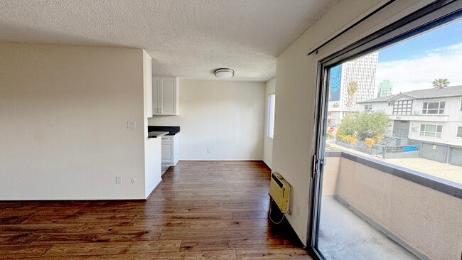 701 S St Andrews Pl, Unit 211 in Los Angeles, CA - Building Photo - Building Photo