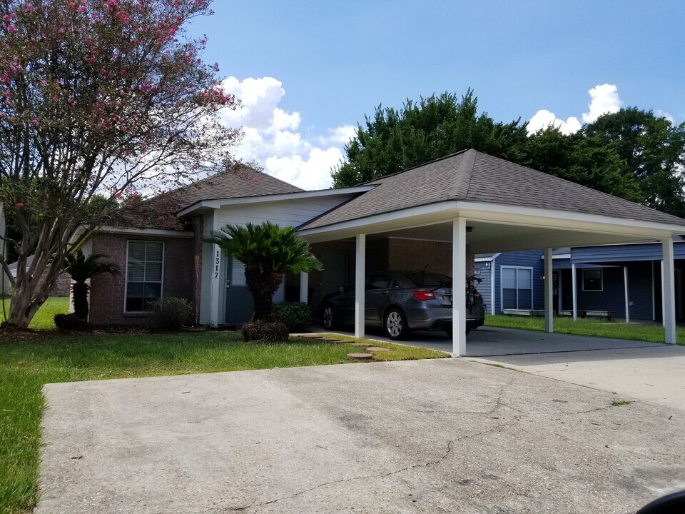 1317 Harwich Dr in Baton Rouge, LA - Building Photo