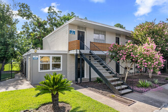 Mangum Oaks in Houston, TX - Foto de edificio - Building Photo