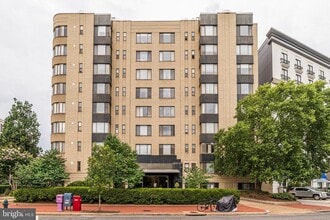 1 Scott Cir NW in Washington, DC - Building Photo - Building Photo