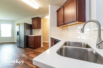 1001 Walnut Ln in Brookshire, TX - Foto de edificio - Building Photo