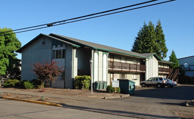 1754 J St in Springfield, OR - Foto de edificio - Building Photo