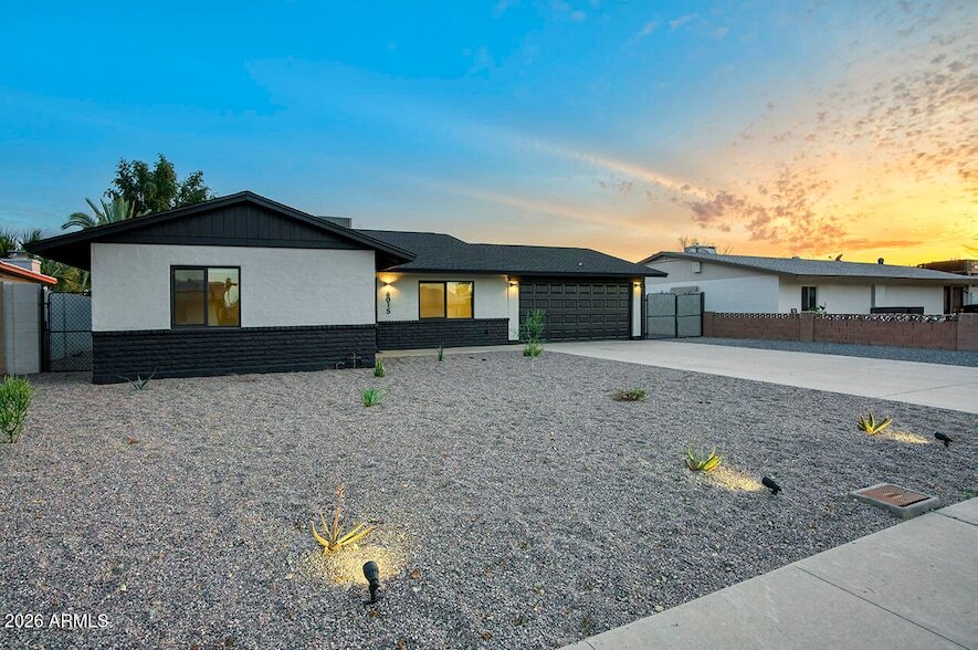 8015 W Roma Ave in Phoenix, AZ - Building Photo