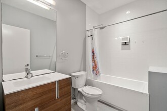 17 Ash St, Unit 2 in Waltham, MA - Foto de edificio - Building Photo