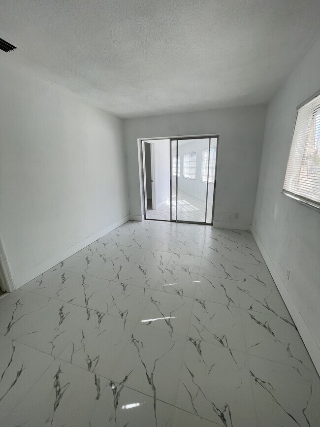 7200 NW 77th St in Tamarac, FL - Building Photo - Building Photo