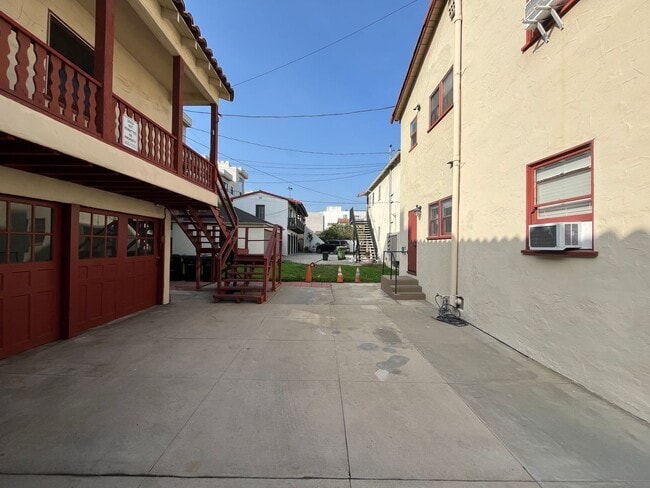 1861 Kelton Ave in Los Angeles, CA - Building Photo - Building Photo