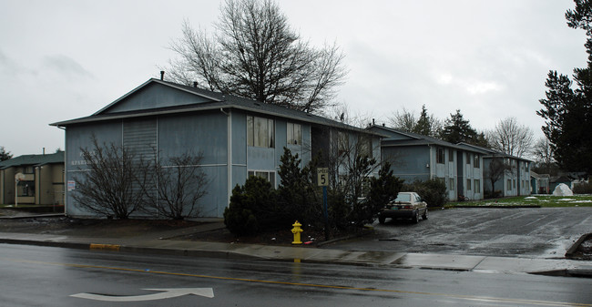 205-215 Gateway Blvd in Cottage Grove, OR - Foto de edificio - Building Photo