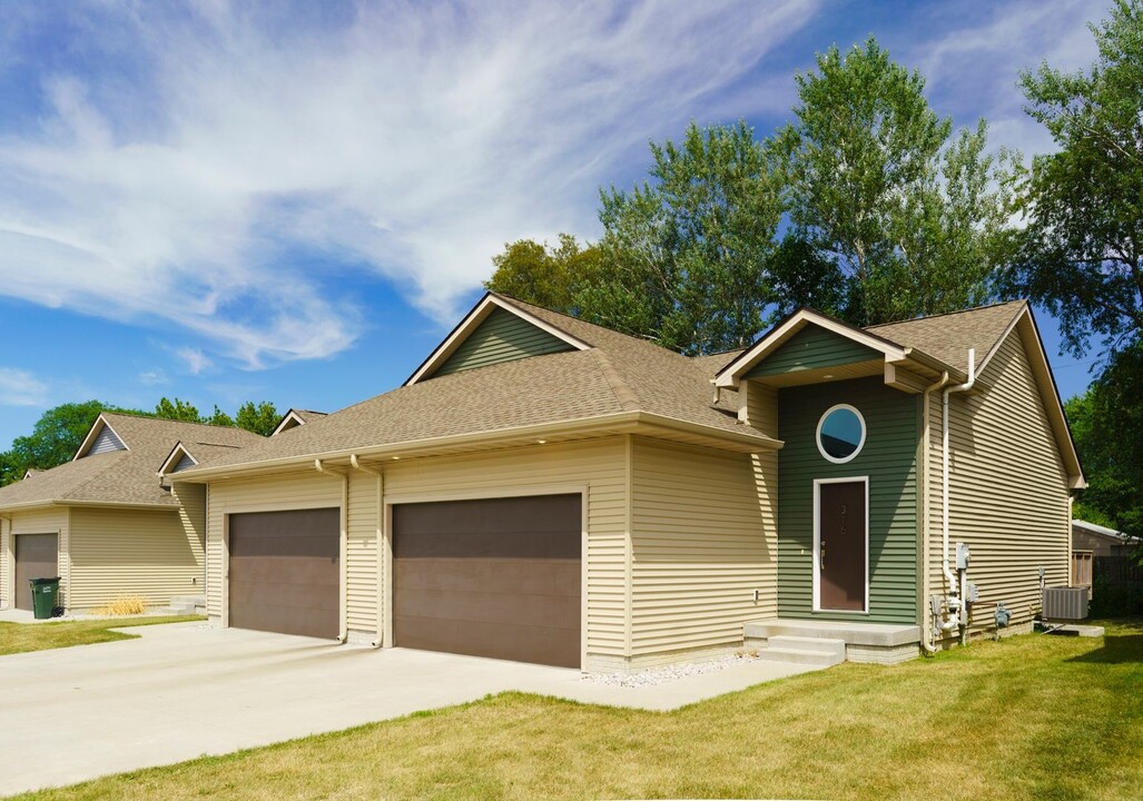 320 Sunflower Dr in Ames, IA - Foto de edificio