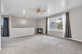 111 Brookwood Ct in Vernon Hills, IL - Building Photo - Building Photo