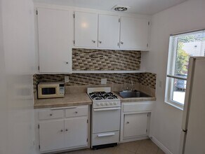 642 Huntley Dr, Unit #3 in West Hollywood, CA - Building Photo - Building Photo