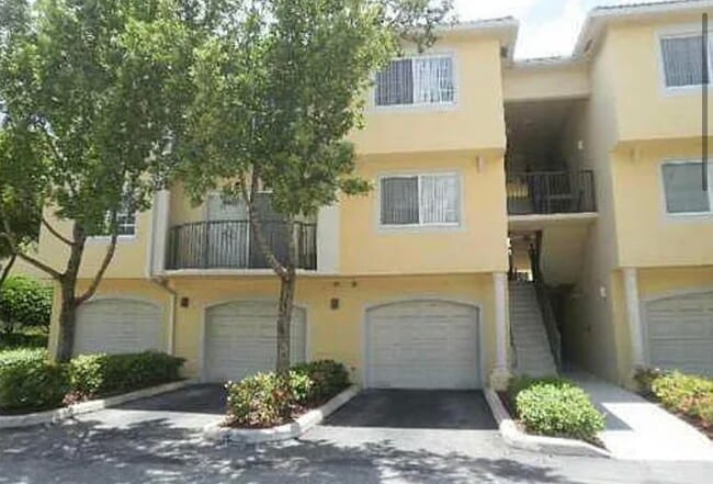 500 Crestwood Ct N in Royal Palm Beach, FL - Building Photo - Building Photo