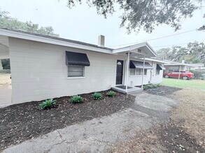 811 S Lone Oak Dr in Leesburg, FL - Building Photo - Building Photo