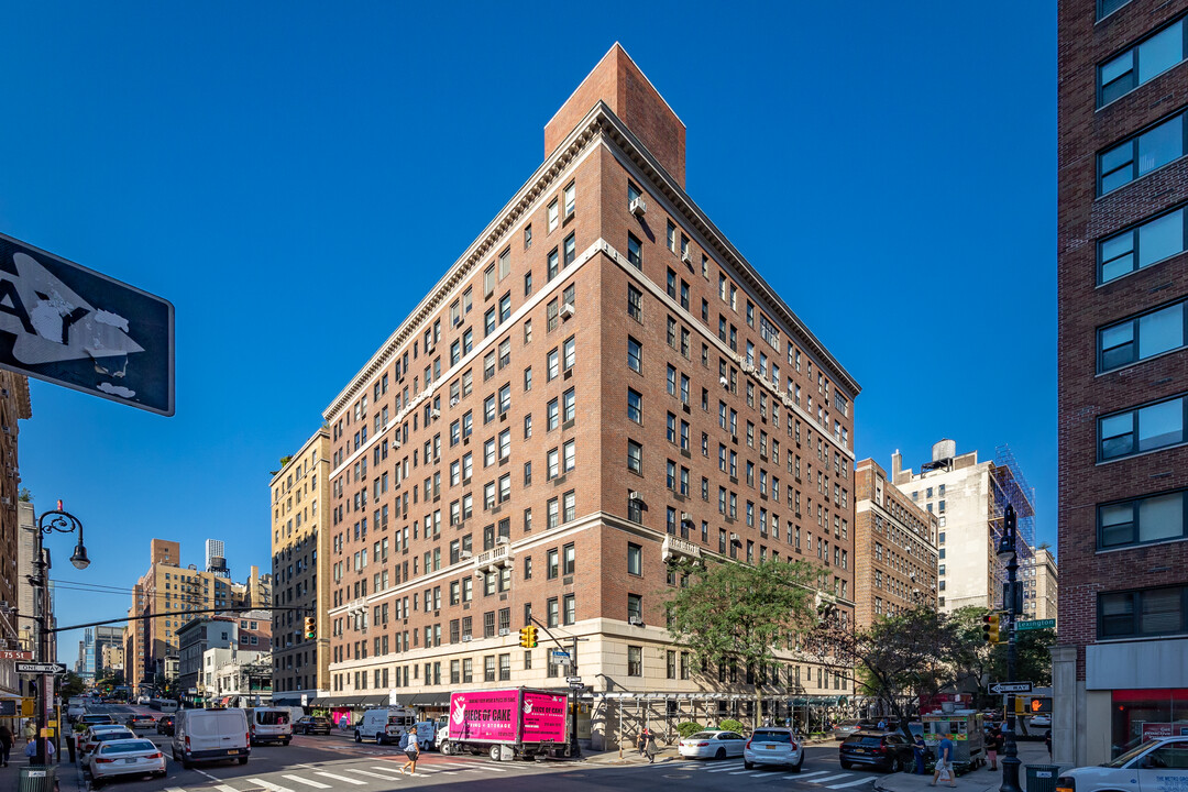 130 E 75th St in New York, NY - Building Photo