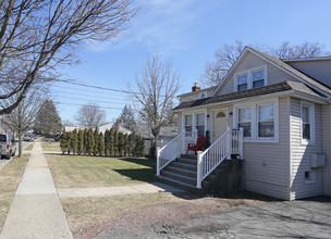 8 Garfield Ave in Farmingdale, NY - Building Photo - Building Photo