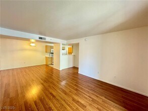 950 Seven Hills Dr in Henderson, NV - Foto de edificio - Building Photo