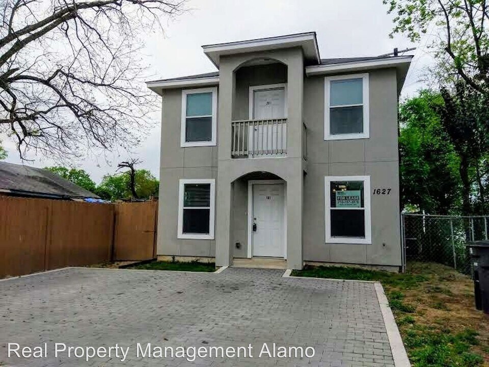 1627 N Navidad St in San Antonio, TX - Building Photo