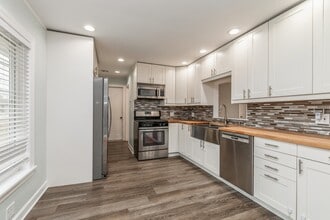 2415 Plum Tree Rd in Lindenhurst, IL - Building Photo - Building Photo