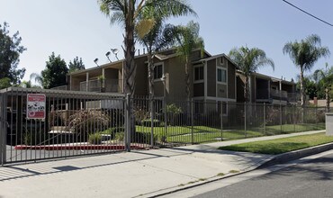 920 N Palmetto Ave in Ontario, CA - Foto de edificio - Building Photo