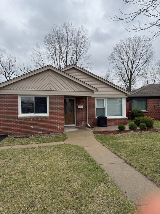 11737 S Sacramento Dr in Merrionette Park, IL - Building Photo